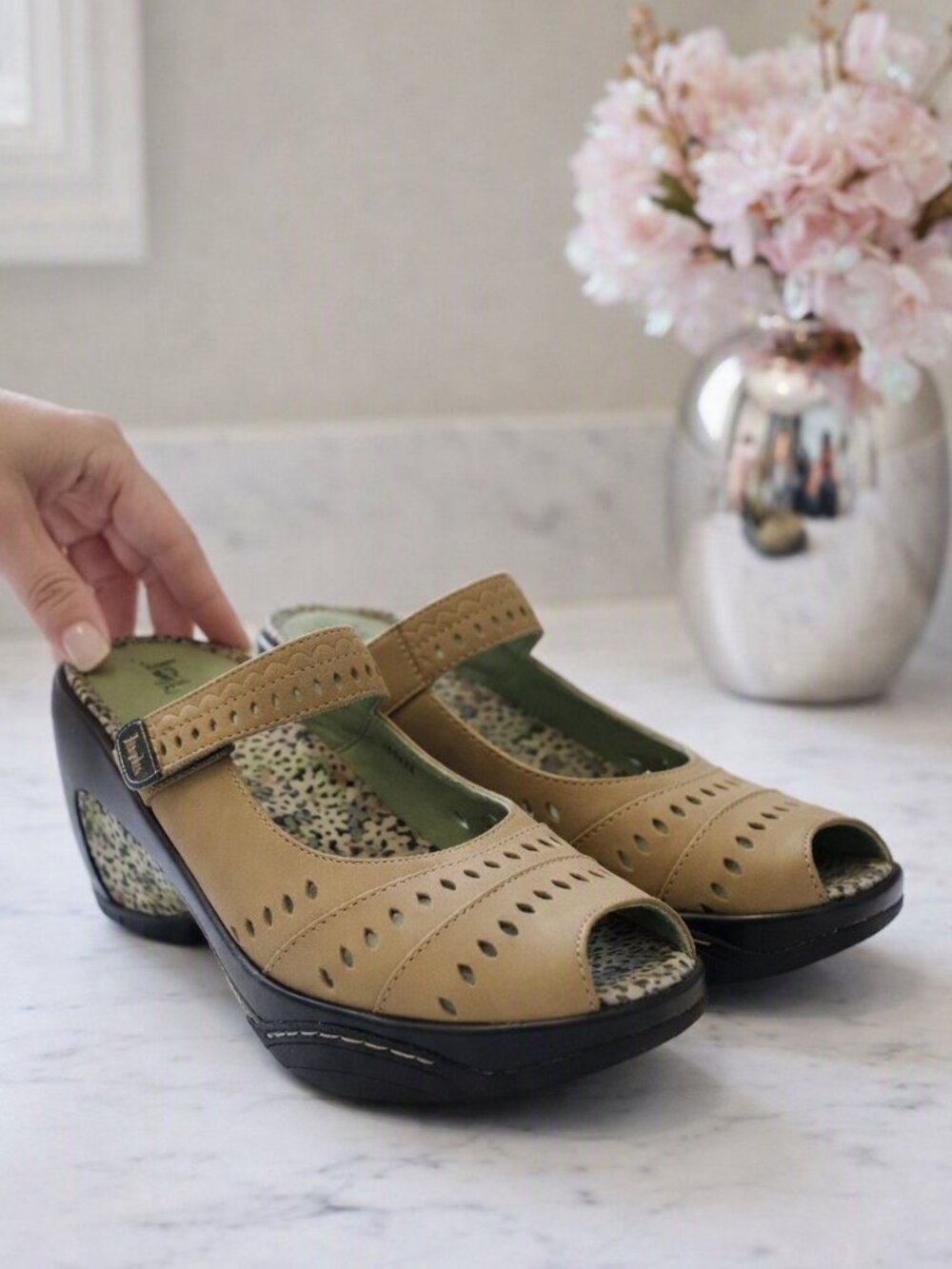 Jambu Touring IJ10TOU32 Sport Wedge | Size 8 | Light Moss Green Suede Leather